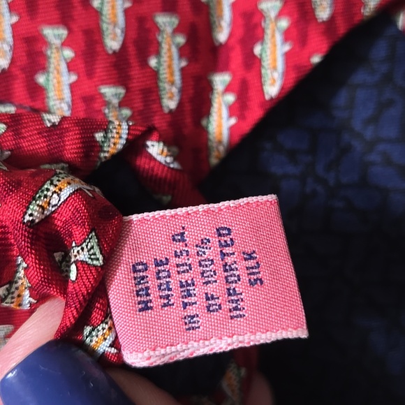 Vineyard Vines Red and White Fish Pattern Tie 100% Silk - Picture 4 of 5